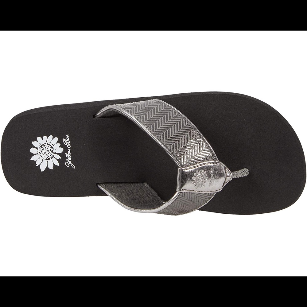 Yellow box flip flops Fahima color pewter medium width New in box - Picture 2 of 6
